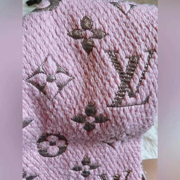 Louis Vuitton Logomania Scarf Pink - Picture 2 of 5
